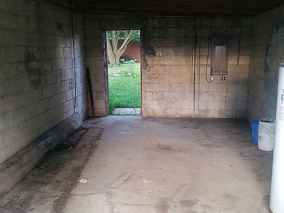 5th image of 142 N Hawkins Ave