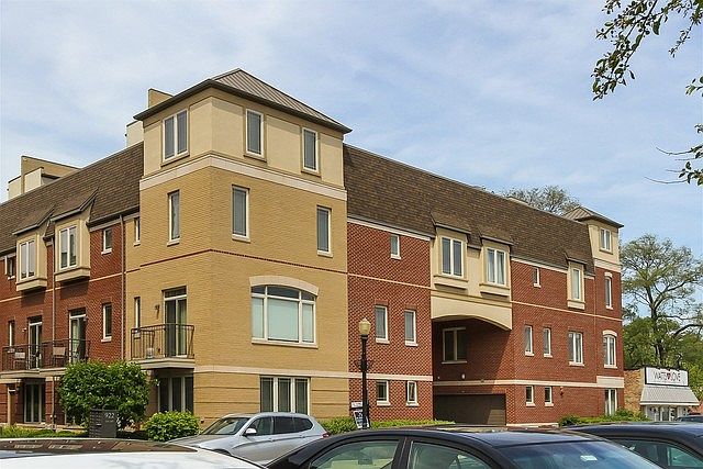 1st image of 922 Warren Ave #202