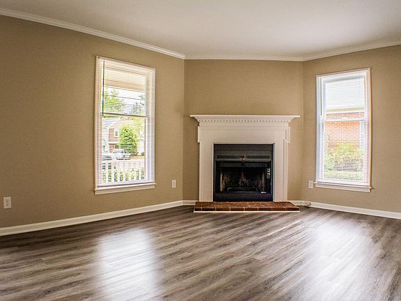 3rd image of 321 Oak Arbor Ln