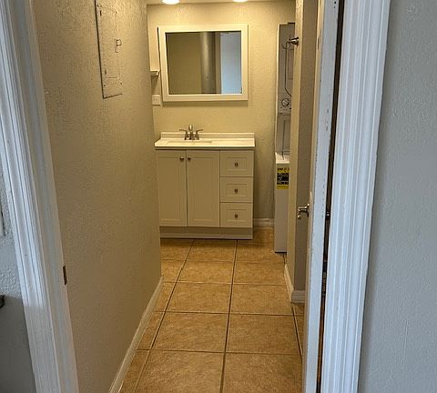 3rd image of 523 Georgetown Dr APT B