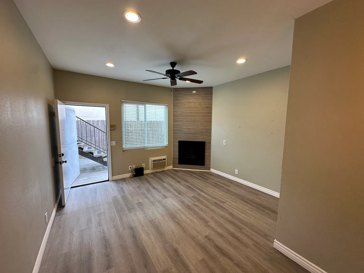 4433 Winona Ave — Photo 2