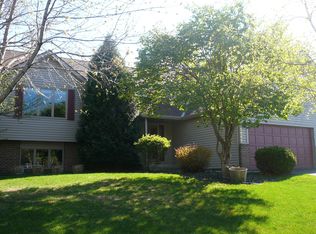 2082 Pin Oak Dr, Eagan, MN 55122