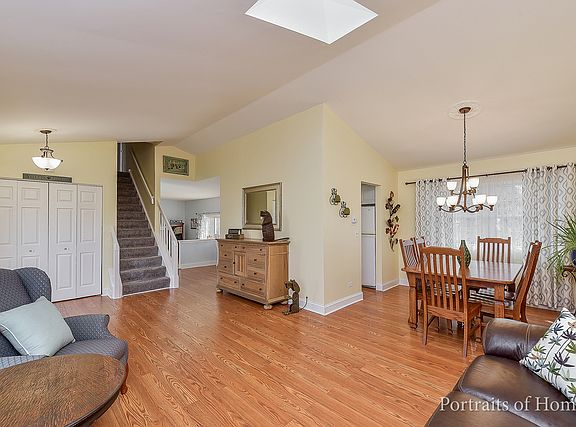 4th image of 30W211 Huntington Dr
