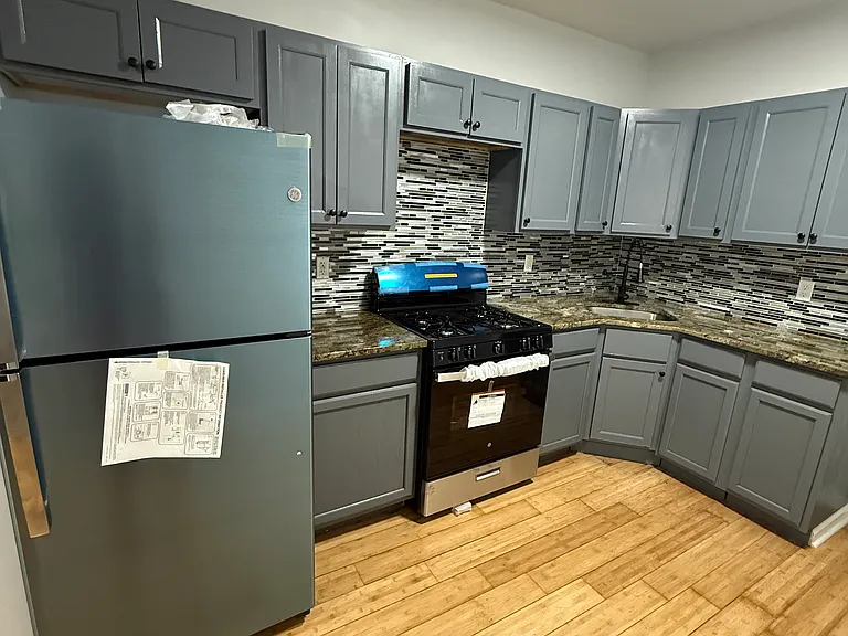 2325 N Cleveland St — Photo 2