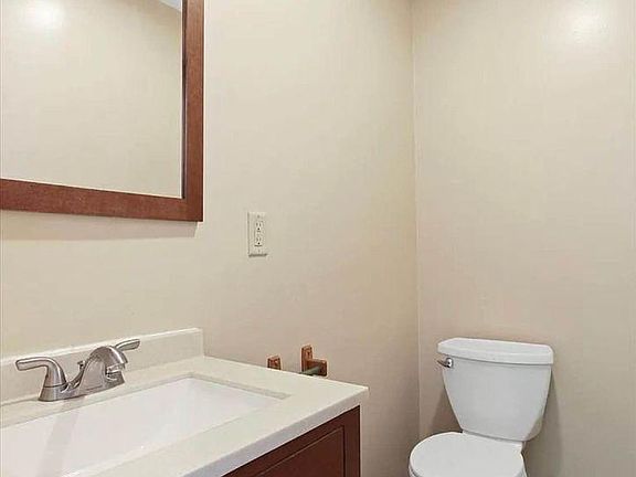4th image of 67 Town Cir