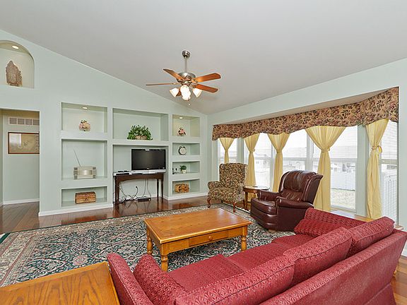 Great alcoves with built in lighting in great room.