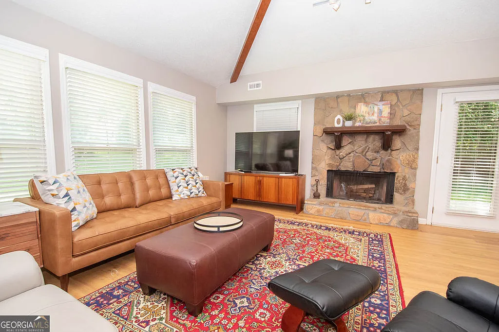 3 bed, 2.0 bath, 1688 sqft, $3,950 — Photo 2