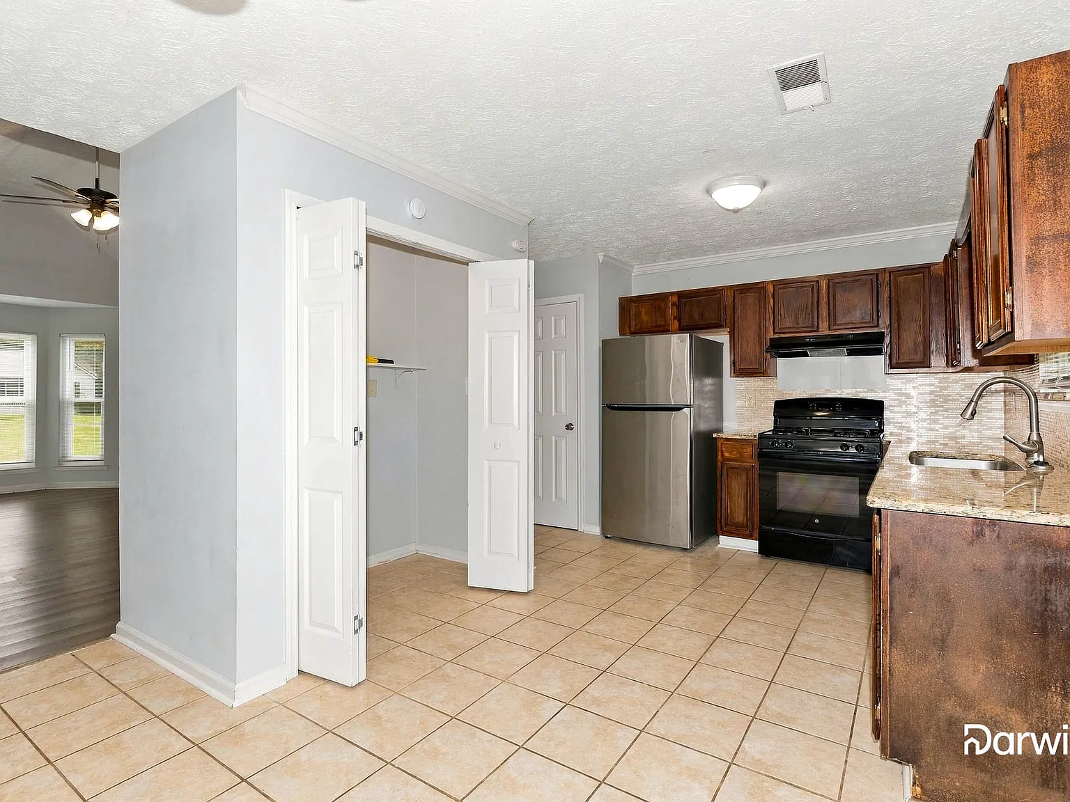 3 bed, 2.0 bath, 1605 sqft, $2,085 — Photo 2