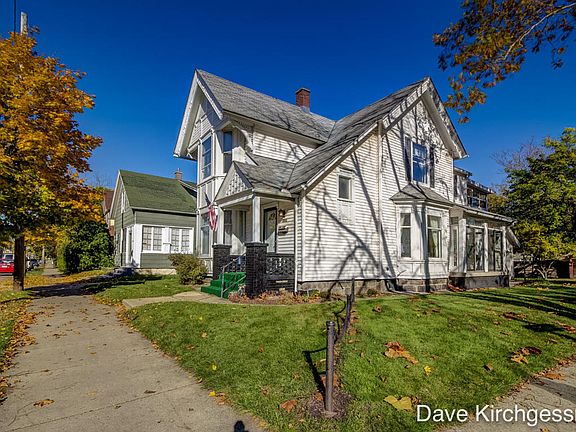 3rd image of 1100 Alpine Ave NW
