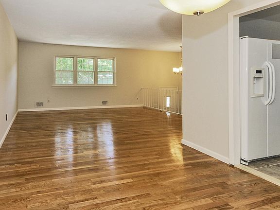 5th image of 42 Shenandoah Blvd