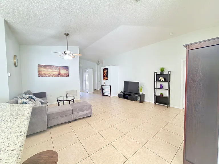 730 Garberia Dr — Photo 2