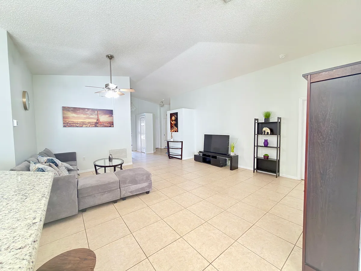 Building Photo - 730 Garberia Dr