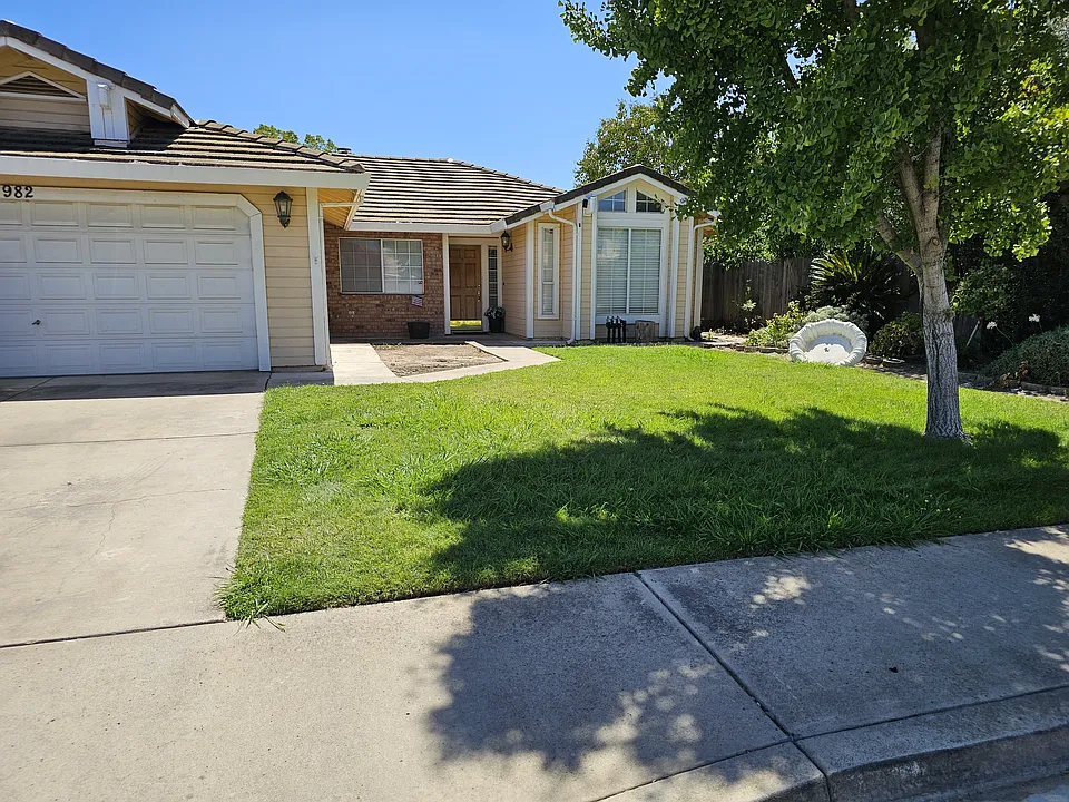 982 W Springer Dr