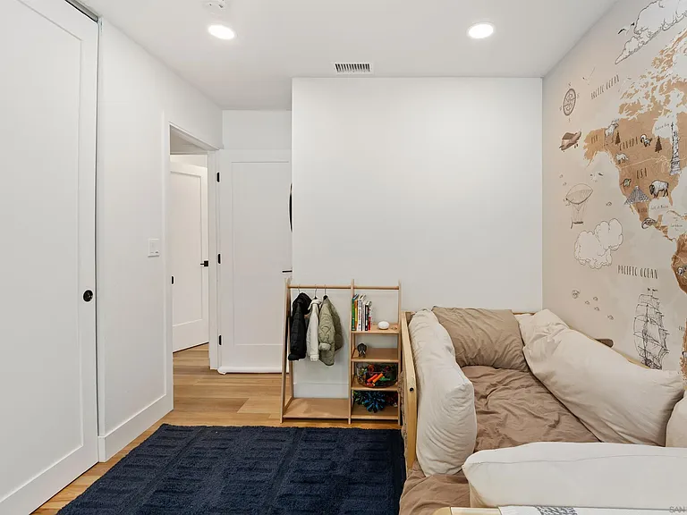 2068 Montclair St — Photo 17