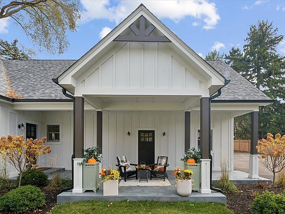 2nd image of 726 Paradise Ln