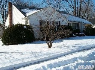 620 Hoover Pl, East Meadow, NY 11554
