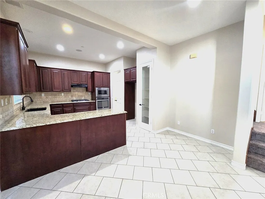 3 bed, 2.5 bath, 1812 sqft, $3,300 — Photo 3