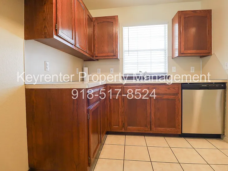 318 E Will Rogers Blvd — Photo 5