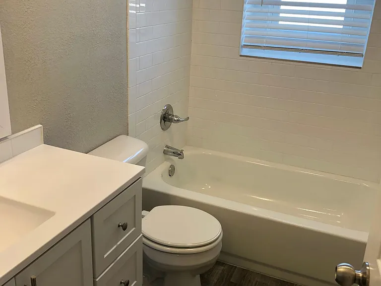 Yukon Heights Apartments — Photo 12