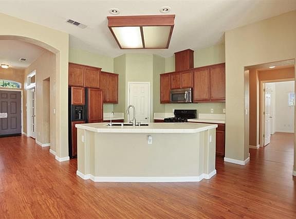 2nd image of 952 Shortland Cir