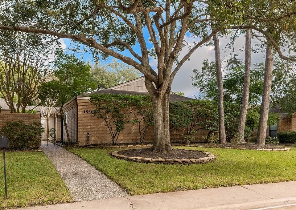 Beautiful Oakbrook West home featuring lots of privacy.