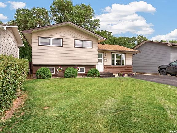 2nd image of 919 Holdsworth CRESCENT