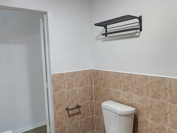 5th image of 44 Ryerson Ave #1