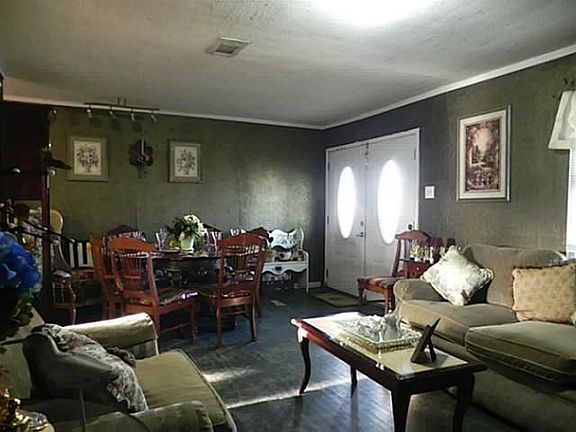 3rd image of 908 Cresthaven Dr