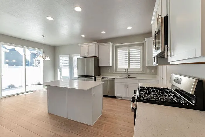 2 bed, 2.0 bath, 2945 sqft, $2,195 — Photo 2