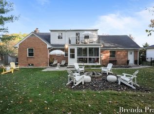 2926 Oakwood Dr SE, East Grand Rapids, MI 49506