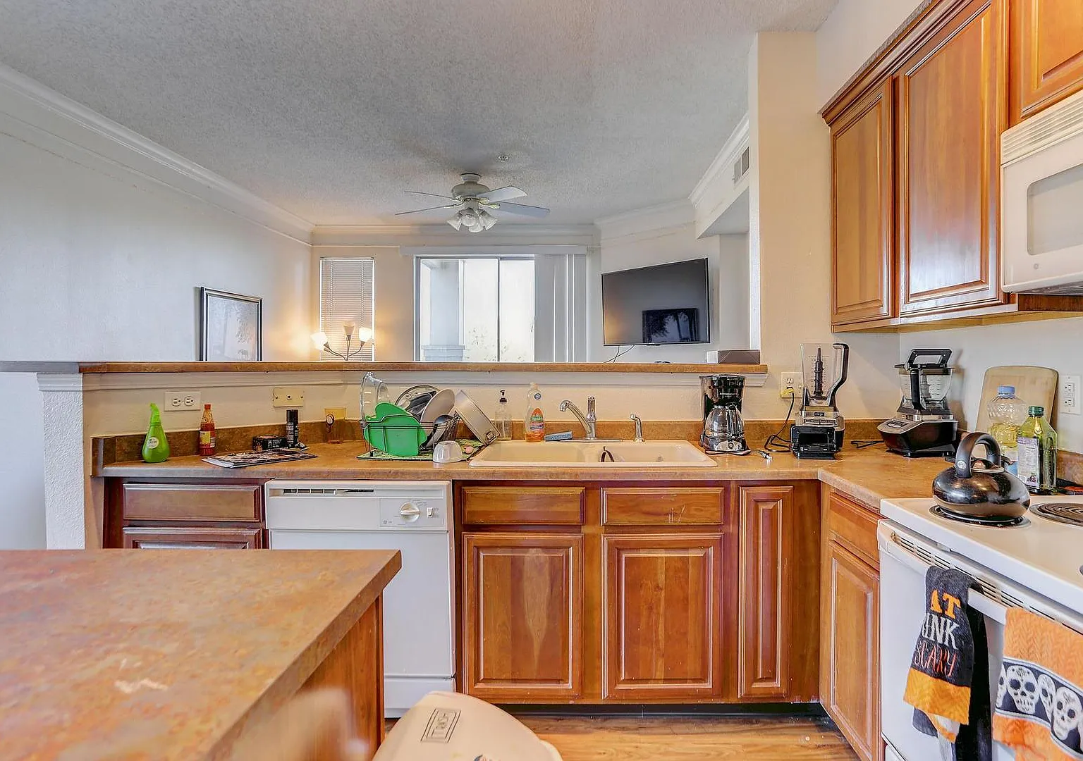 Bright Corner 3BR Condo with Garage in Superior! Available NOW! — Photo 2
