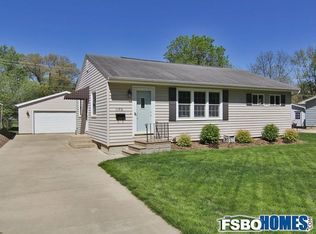 1190 Maplecrest Dr, Marion, IA 52302