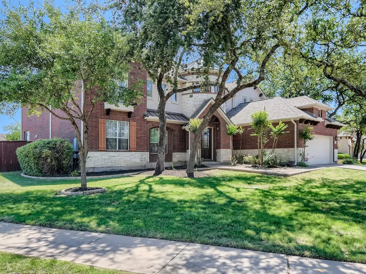 4 bed, 3.5 bath, 4213 sqft, $3,799 — Photo 2