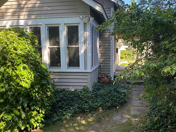 4th image of 907 Fuller Ave NE