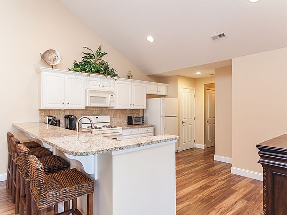 5th image of 2820 Canterbury Cir
