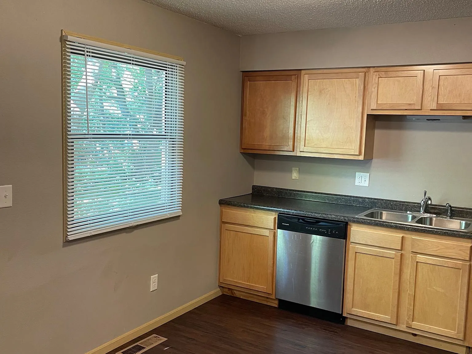 4 bed, 1800 sqft, $2,255 — Photo 3