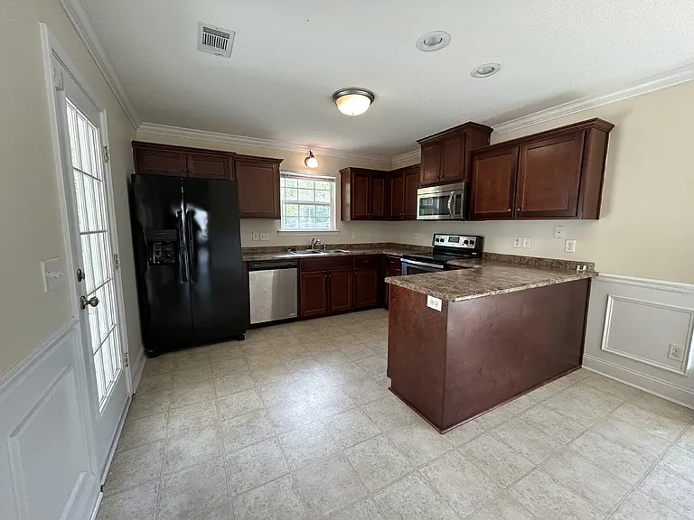 1115 Creekside Cir — Photo 3