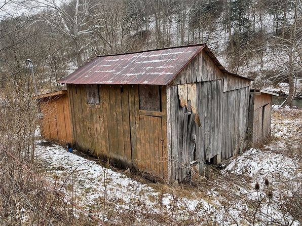 402 Deep Valley Rd, New Freeport, PA 15352