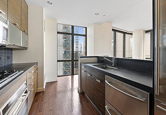 5th image of 101 W 24th St APT 35A