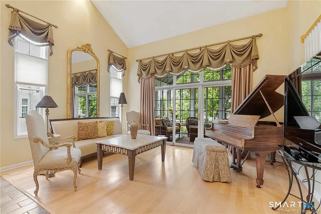 4 bed, 3.5 bath, 3334 sqft, $5,595 — Photo 3