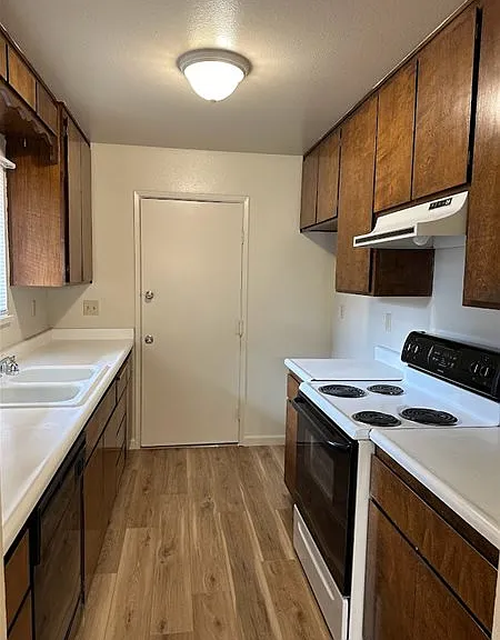 3480 Rochester Ct — Photo 3