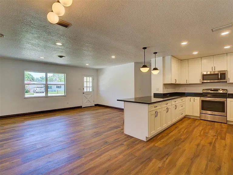 305 Sunset Dr — Photo 7