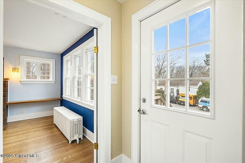 3rd image of 20 Russell Court