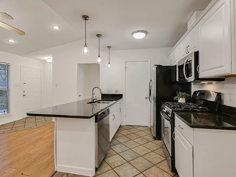 3207 Eanes Cir #A — Photo 4