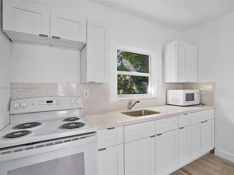 2nd image of 1924 SW 9th St #5