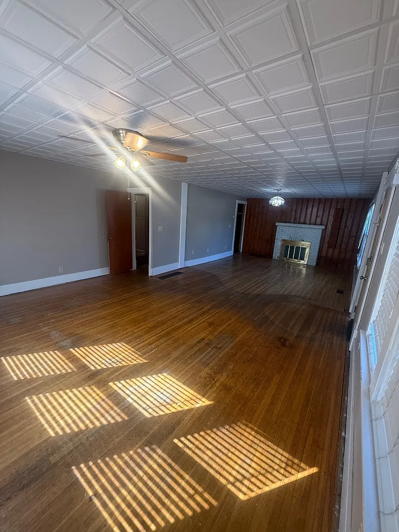 803 S Walnut St — Photo 2