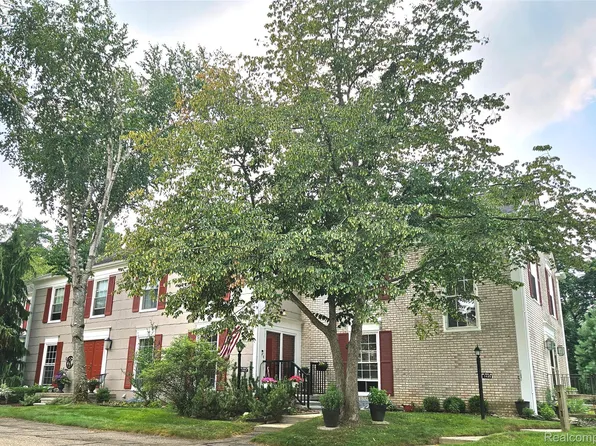 1437 Lantern Ln, Rochester, MI 48306