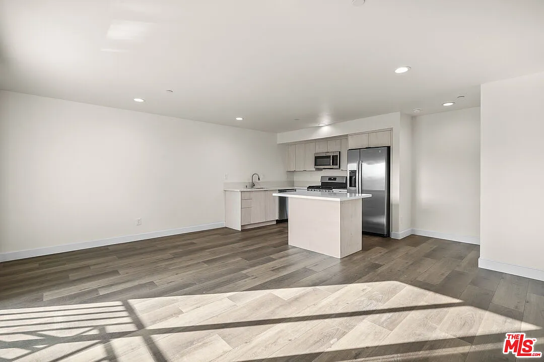 3 bed, 3.5 bath, 1450 sqft, $3,483 — Photo 4