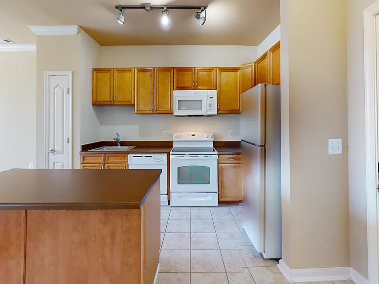 Signal Hill Apartment Homes — Photo 34