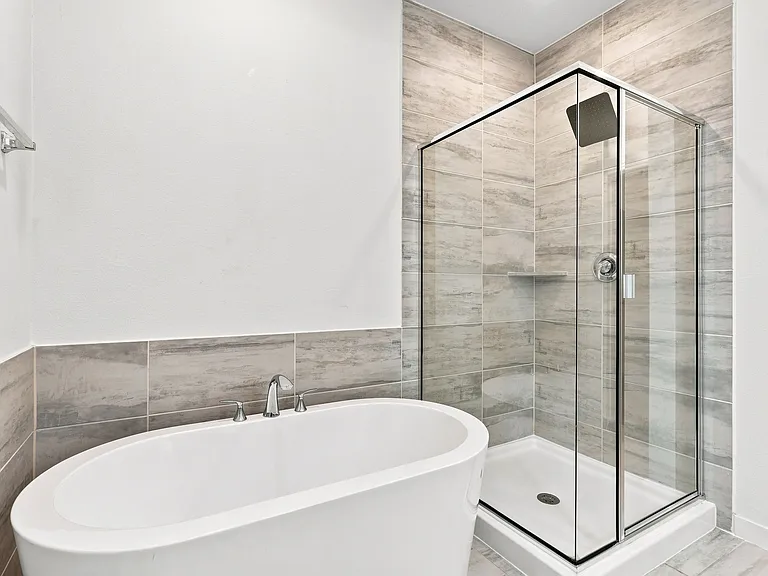 2408 Doncaster Dr — Photo 19